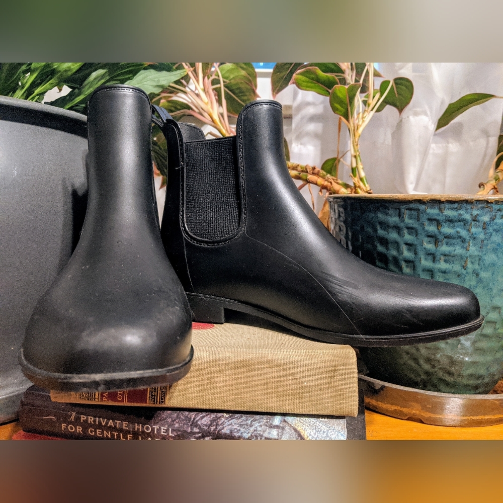 A New Day Black Chelsea Rainboots size 8 Equestrian